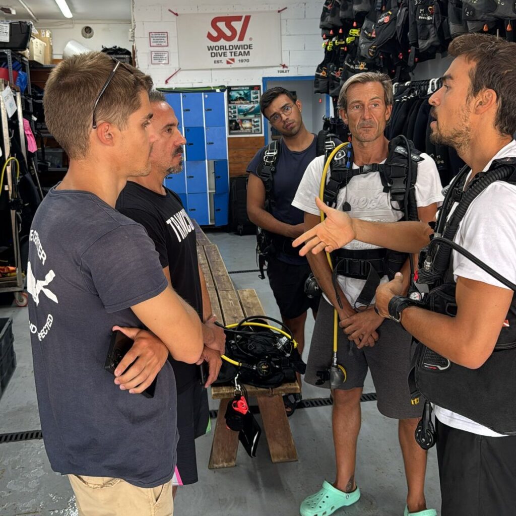 Cuatro alumnos escuchando mi clase teórica en el curso de Stress & Rescue Diver privado en Costa Brava