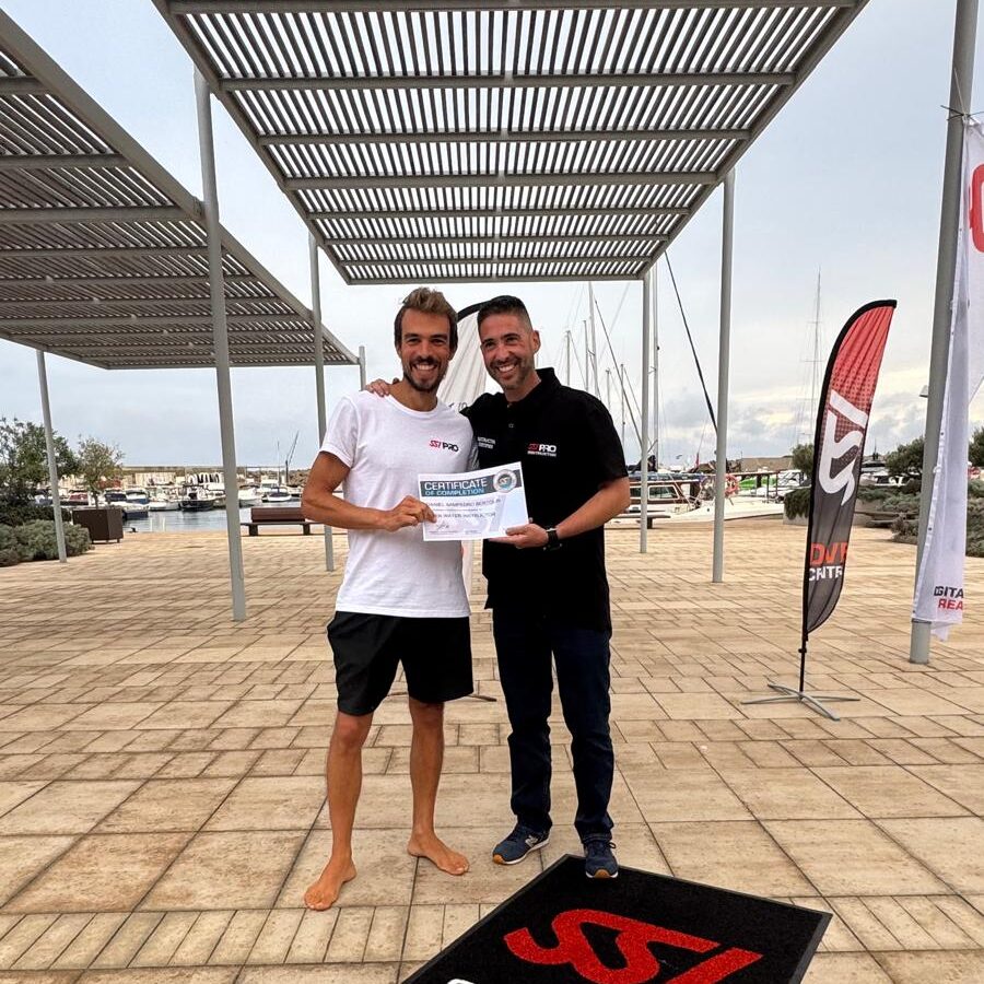 Alumno certificado como instructor de buceo después del exámen del curso.