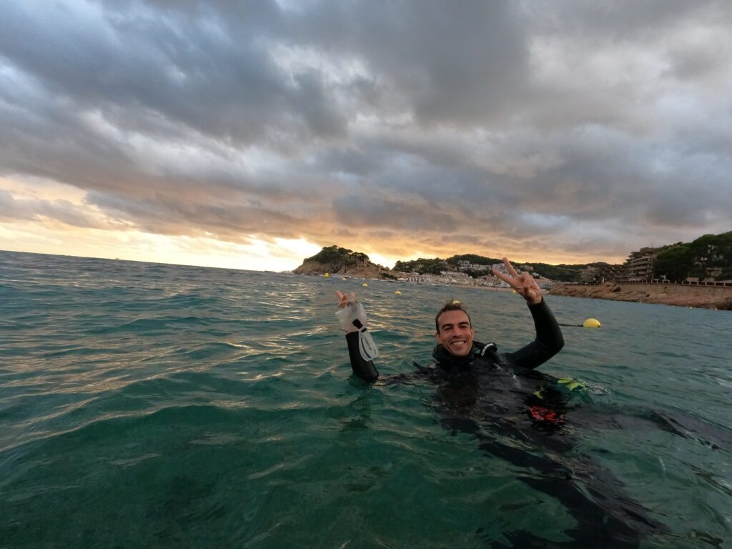 Buceador Buceando en la cala de Palamós, Costa Brava.