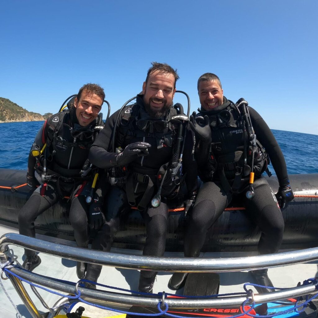 Dos alumnos del Curso Advanced Open Water Diver privado con su instructor en Costa Brava