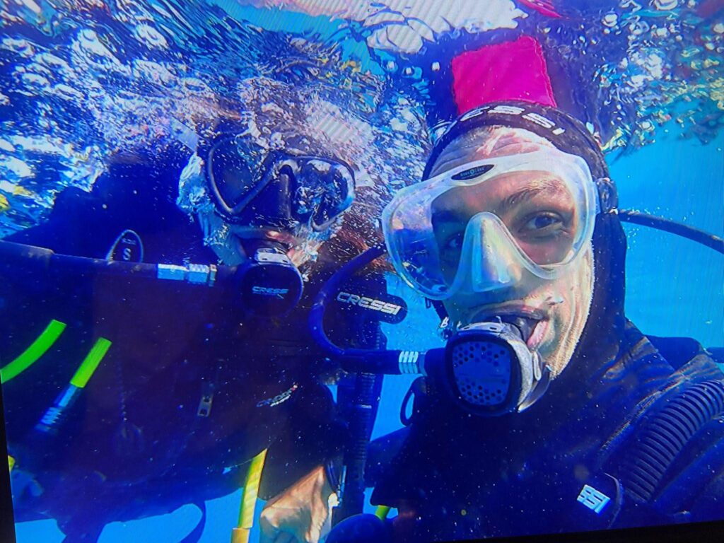 Instructor de buceo y su alumno en un bautizo de buceo privado en Costa Brava