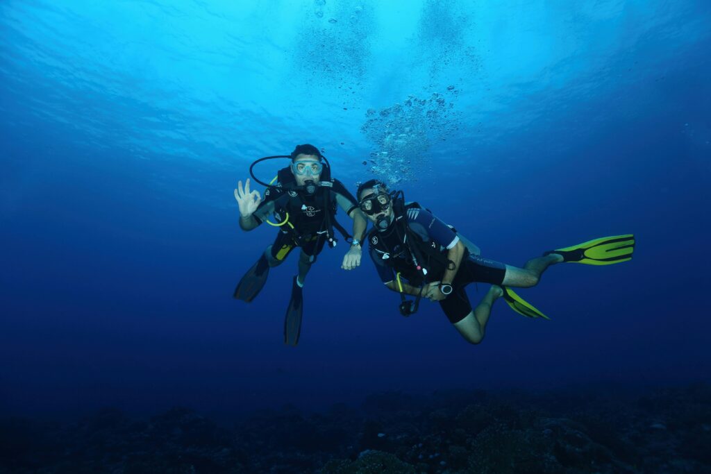 Alumno de Open Water Diver privado realizando una inmersión.