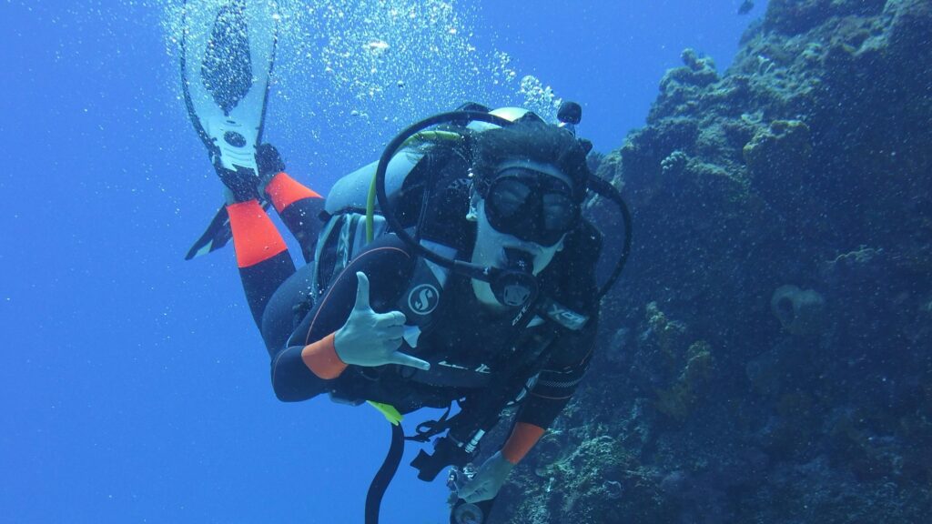 Un alumno de mi curso Open Water Diver buceando