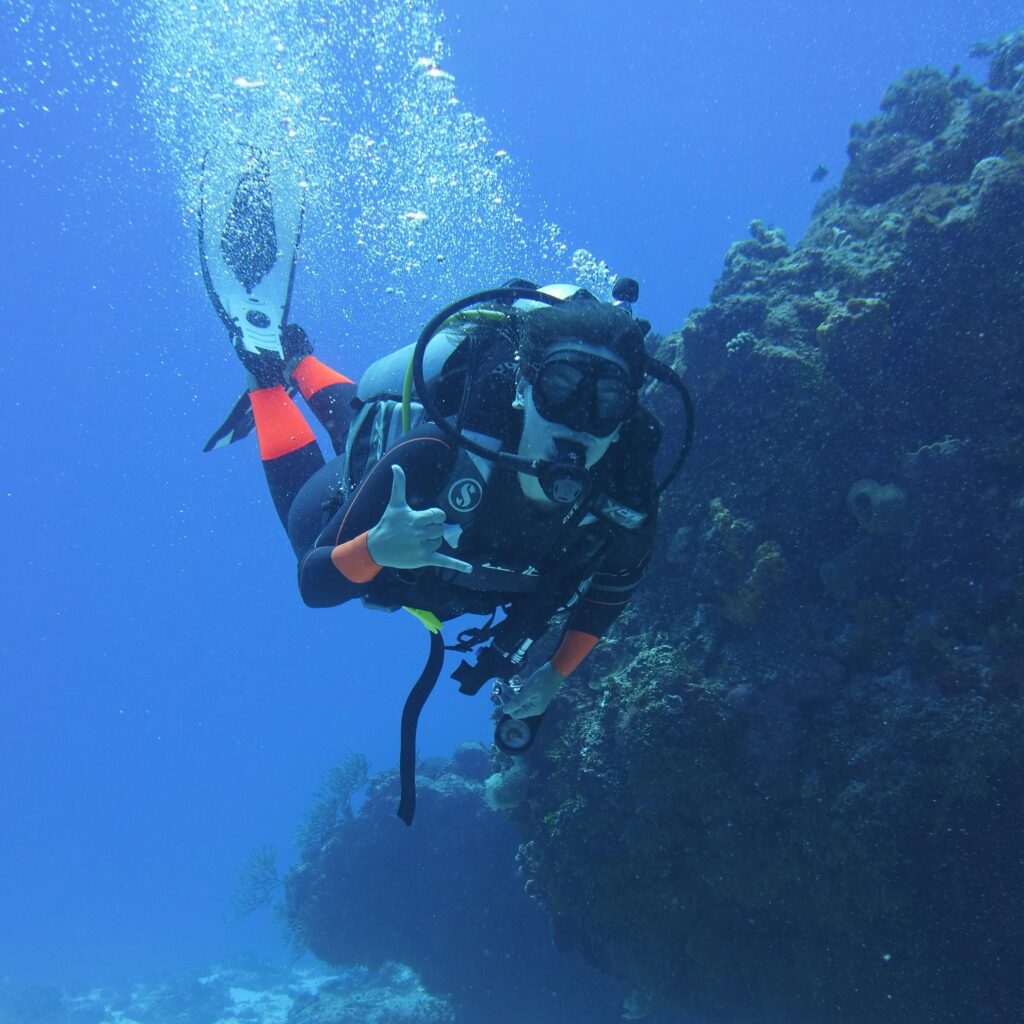 Alumno de curso Open Water Diver privado haciendo inmersión en Costa Brava