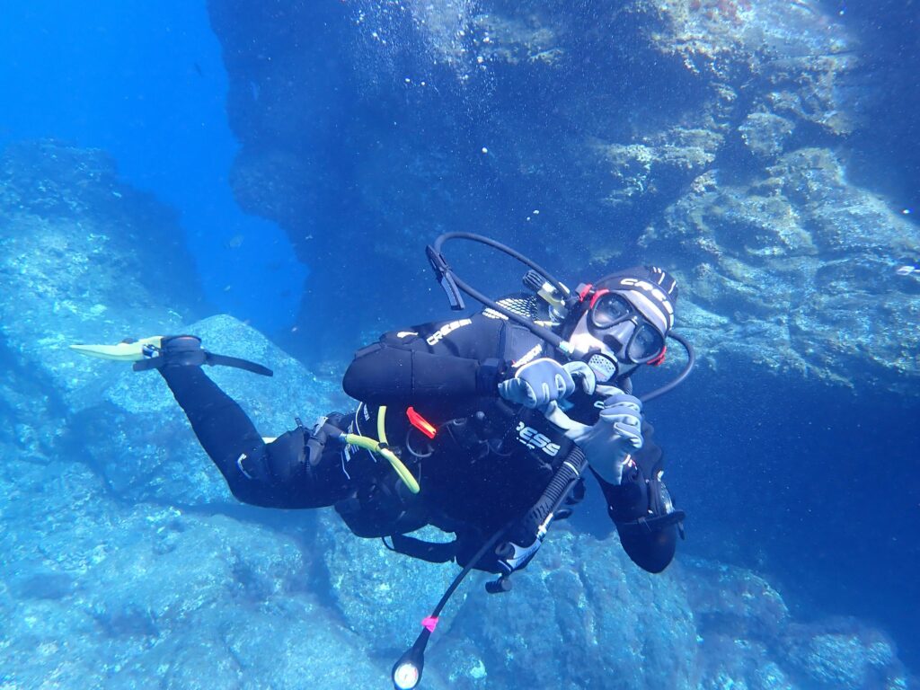 Alumno de bautizo de buceo privado realizando su primera inmersión.